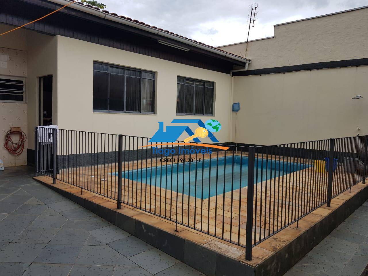 Casa à venda com 3 quartos, 330m² - Foto 1