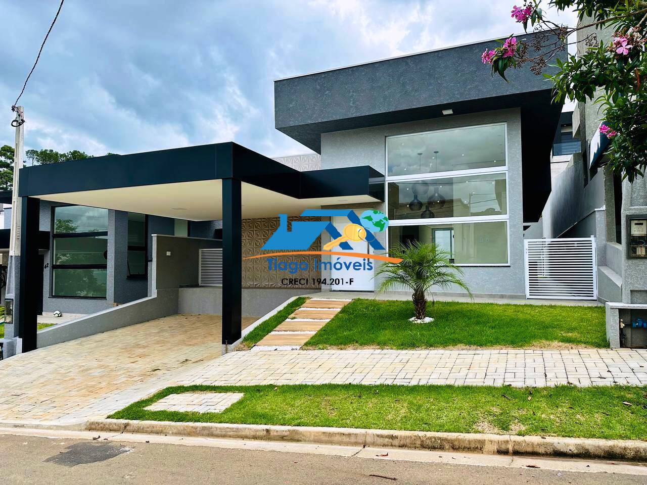 Casa de Condomínio à venda com 3 quartos, 360m² - Foto 1